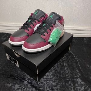 Air Jordan 1 Low SE Sneakers – NWT – Youth Size 5